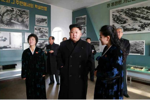 當?shù)貢r間2014年11月25日，據(jù)朝鮮《勞動新聞》報道，朝鮮領(lǐng)導(dǎo)人金正恩和妹妹金與正一起視察朝鮮反美