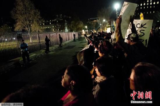 美國白宮前擠滿了抗議槍殺黑人青年的白人警察免遭起訴案件的美國民眾。