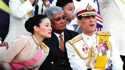 蒙西拉米左與哇集拉隆功王儲右一同參加活動。