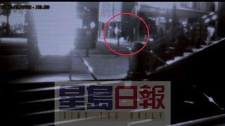 視頻拍到一名兇徒不斷踢打林泰紅圈內(nèi)。美國《星島日報》