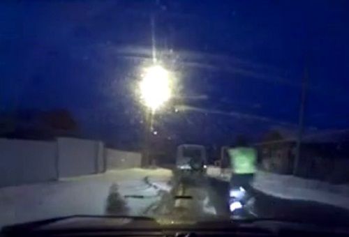 警車追逐中仍未追上可疑汽車，此時令人震驚的一幕出現(xiàn)，一名警察從警車中跳出來，向可疑車輛跑去。