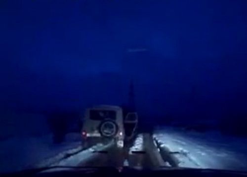 　　警察成功打開可疑汽車的車門并登上汽車，司機見狀立即停車及棄車逃走，警察則下車繼續(xù)追捕司機。