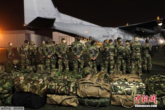 當(dāng)?shù)貢r(shí)間1月7日，法國(guó)軍人抵達(dá)巴黎布爾歇機(jī)場(chǎng)。他們將被部署在巴黎，以增強(qiáng)巴黎市的安保力量。