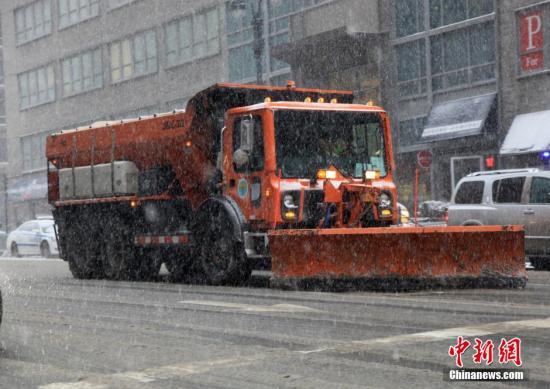 當?shù)貢r間1月26日開始，美國東北部地區(qū)遭遇特大暴風雪天氣的猛烈襲擊。紐約州、新澤西州、馬薩諸塞州等多個州26日宣布進入緊急狀態(tài)或發(fā)布外出旅行禁令。受特大暴風雪天氣影響，至26日晚，全美當天超過8000架次航班被迫取消或延誤。 中新社發(fā) 阮煜琳 攝