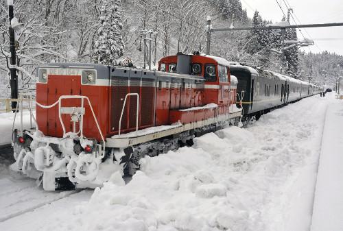 JR一臥鋪特急列車，因大雪在JR奧羽線津輕湯站附近拋錨，約130名乘客不得不在車上過夜。