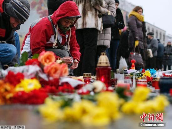 當(dāng)?shù)貢r(shí)間2015年1月25日，烏克蘭，烏克蘭民眾集會(huì)悼念在馬里烏波爾遭炮擊遇難的民眾。