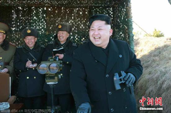 資料圖：當(dāng)?shù)貢r(shí)間2015年1月31日，據(jù)朝鮮《勞動(dòng)新聞》報(bào)道，朝鮮最高領(lǐng)導(dǎo)人近日視察朝鮮?？哲娐?lián)合演習(xí)，演習(xí)中還出動(dòng)了戰(zhàn)斗機(jī)和潛艇。