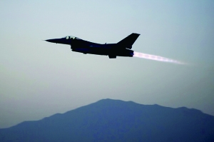 美國軍方19日證實，一架美軍F-16戰(zhàn)斗機上周在阿富汗東部遭到地面火力攻擊，受損嚴重，不得不拋掉兩個油箱以及多件武器彈藥才勉強返航。事發(fā)區(qū)域主要受塔利班控制。過去，塔利班武裝組織曾經(jīng)數(shù)次使用小型火力擊落美軍直升機，但從未擊中能在高空超音速飛行的F-16戰(zhàn)斗機。