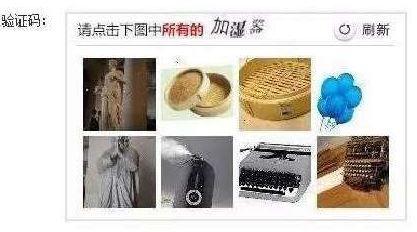 澎湃新聞記者從鐵路上海站了解到，目前窗口售票采用的系統(tǒng)與12306網(wǎng)購不同，購票者通過身份證件的驗(yàn)證，即可購票。根據(jù)往年經(jīng)驗(yàn)，每年臘月二十三到二十九的火車票最為緊俏，對應(yīng)的網(wǎng)絡(luò)購票日期為12月4日至10日，春運(yùn)火車票搶票也進(jìn)入最白熱化的狀態(tài)。對此，鐵路部門提醒，如果沒能在第一時(shí)間買到票，旅客不妨在起售時(shí)間30分鐘后、開車前15天和開車前1天三個(gè)時(shí)間點(diǎn)“撿漏”，可能會有意外的收獲。