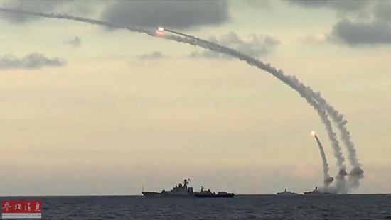 圖為里海艦隊軍艦從里海水域發(fā)射18枚“口徑-NK”巡航導(dǎo)彈。