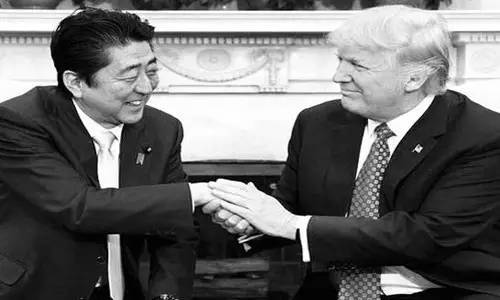 本來(lái)來(lái)訪者還應(yīng)包括墨西哥總統(tǒng)培尼亞·涅托的。但特朗普簽署行政令稱(chēng)要在美國(guó)和墨西哥之間建墻，還要向墨西哥出口到美國(guó)的商品加征20%關(guān)稅的行為惹怒了墨西哥人。