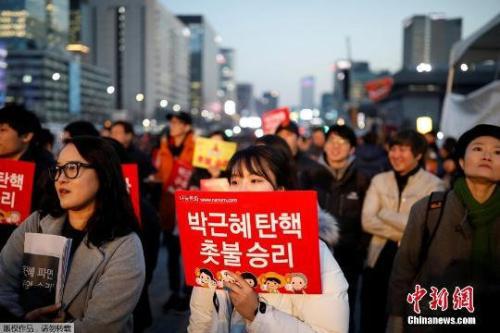 資料圖：當(dāng)?shù)貢r(shí)間3月10日上午，韓國憲法法院就總統(tǒng)彈劾案審判，樸槿惠被立即免去總統(tǒng)職務(wù)。當(dāng)晚，韓國民眾走上首爾街頭舉行燭光集會(huì)。