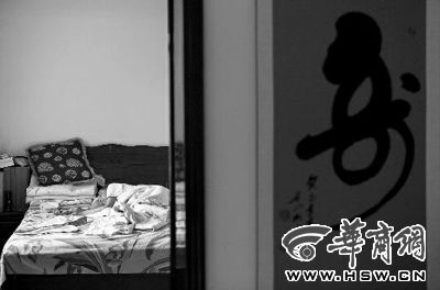 昨日，徐萬發(fā)躺在自家床上，鼻子插著氧氣管 記者張杰攝