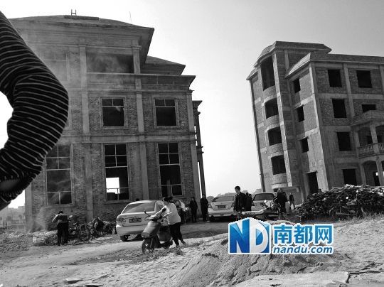 兩棟被舉報的違建樓下昨日一度聚集了超過百人，城管離開后逐漸散去。南都記者張志韜實習(xí)生宋超攝