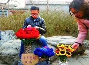 李博文周末在什剎海擺攤賣花。 晨報記者 王巍/攝