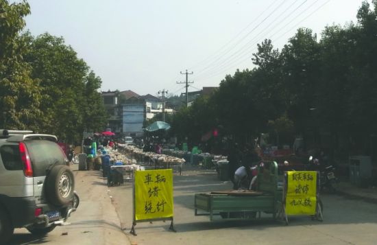 簡陽董家埂鄉(xiāng)，主干道被占道擺酒席