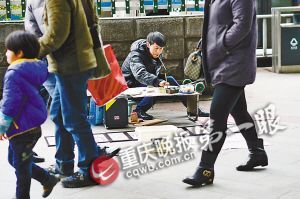 街頭，張啟輝將自己的作品擺放出售。