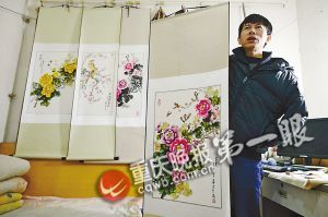靠一根拇指夾畫(huà)筆，張啟輝繪出美麗色彩。
