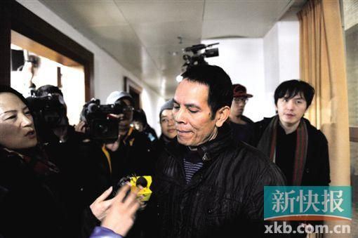 昨日,小華的父親胡國虎接受媒體記者采訪。新快報記者 孫毅/攝
