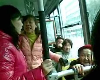 女孩沒給老太讓座被人批。