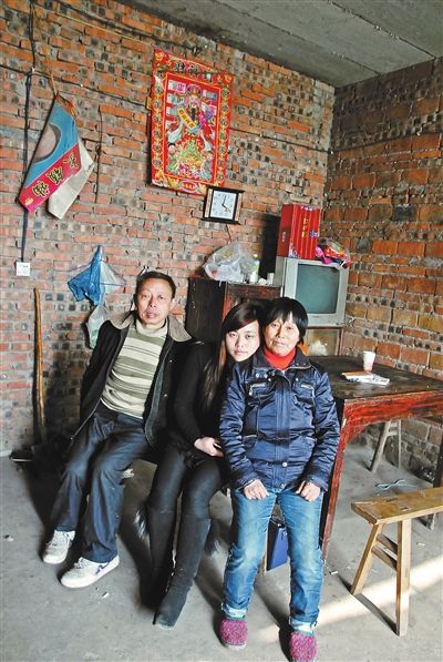 超生女謝先梅(中)、養(yǎng)父謝運(yùn)才（左）、謝運(yùn)才的嫂子唐富秀