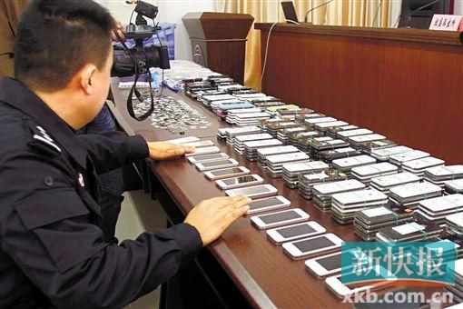 警方繳獲的贓物很多是高檔手機。新快報記者 陳榮炎/攝