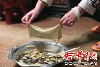 　　昨日，店方讓顧客觀看該火鍋制作時的監(jiān)控錄像本組圖片由本報記者黃利健攝
