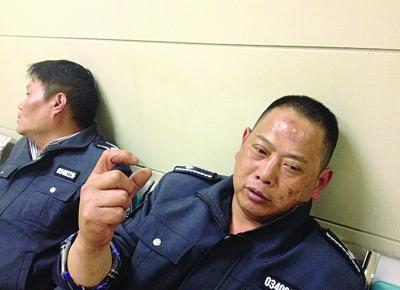 被打傷的城管隊(duì)員。陳郁攝