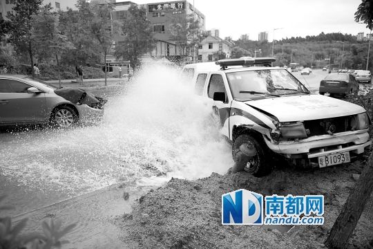 昨日，龍華金龍路，男子開走警車，后撞上消防栓停下，警車車頭受損。