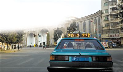 前天傍晚，石柱縣城內(nèi)，譚師傅開著“我被打劫，請報(bào)警”的出租車載客，市民看到后紛紛報(bào)警。網(wǎng)絡(luò)截圖