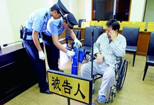 被告人李萬勇因病吸氧受審。首席攝影記者 吳寧/攝