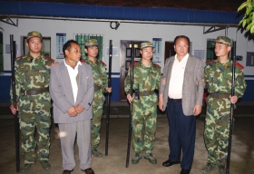 　5月17日，岳陽監(jiān)獄，自稱是聯(lián)合國官員的男子被當(dāng)場抓獲。圖/通訊員續(xù)暖和