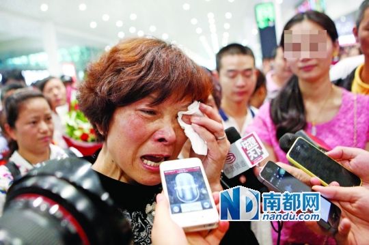 昨日，被拐25年的翁女士(粉紅色衣服者)與生母在深圳機(jī)場見面。