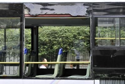 75路公交車車窗玻璃被砸碎。