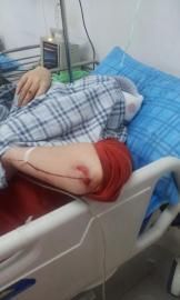 砸窗當事人胡女士在醫(yī)院接受治療。