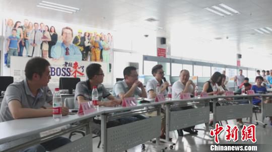　招聘會(huì)現(xiàn)場(chǎng)，用人單位老板一字排開，與求職者面對(duì)面交流　李超慶　攝