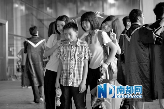 6月22日上午,楊六斤參觀深圳大學(xué)科技樓,雖然來到康橋書院才兩星期,但他卻已經(jīng)融入了同學(xué)們的生活中。</p><p>　　