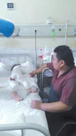 伏登順與女兒在一起。