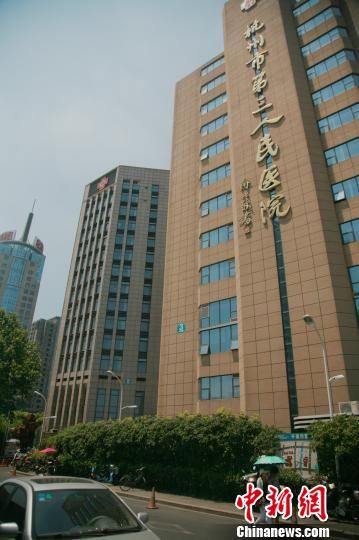 事發(fā)的醫(yī)院門口。 李晨韻 攝
