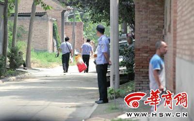 昨日，西安市閻良區(qū)譚家村，警方在事發(fā)的孫某家里勘查現(xiàn)場(chǎng)后，將提取的物證帶走 記者 黃利健 攝