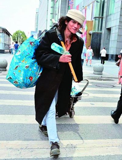 在武廣附近拍攝到的拾荒男。
