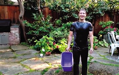 8月13日，F(xiàn)acebook CEO扎克伯格應(yīng)新澤西州州長挑戰(zhàn)將一桶冰水從自己頭上淋下，他表示所做的一切都是為了慈善，并挑戰(zhàn)比爾·蓋茨。