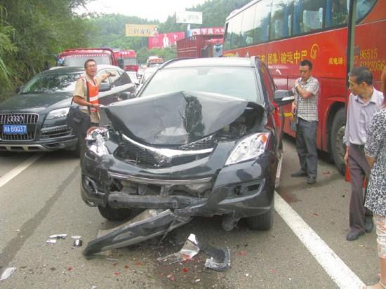 成渝高速19車(chē)相撞 雙胞胎妹妹下車(chē)逃離被撞身亡