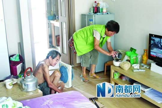 居民徐阿姨去看望何譚送老人，并送去熱湯