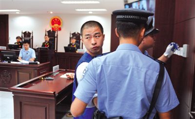 宣判后，馬凱被帶出法庭時，沖著旁聽席上的姐姐喊道：“照顧好媽”。