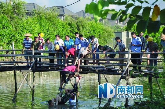救援人員合力打撈起落水女孩，后經(jīng)醫(yī)護(hù)人員確認(rèn)已經(jīng)死亡。受訪者供圖