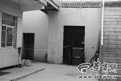 昨日下午，延長(zhǎng)縣第二幼兒園的廁所前已拉起警戒線(xiàn)
