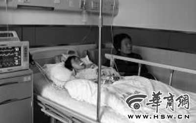 昨日下午，在延長(zhǎng)縣醫(yī)院，外婆守在5歲的黑鈺雅病床前