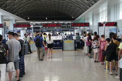 成都市民排隊準備出境。