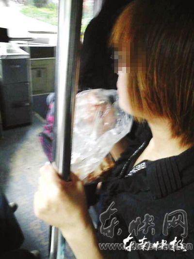 擁擠的公交車內(nèi)，這位姑娘正在嚼螃蟹網(wǎng)友供圖